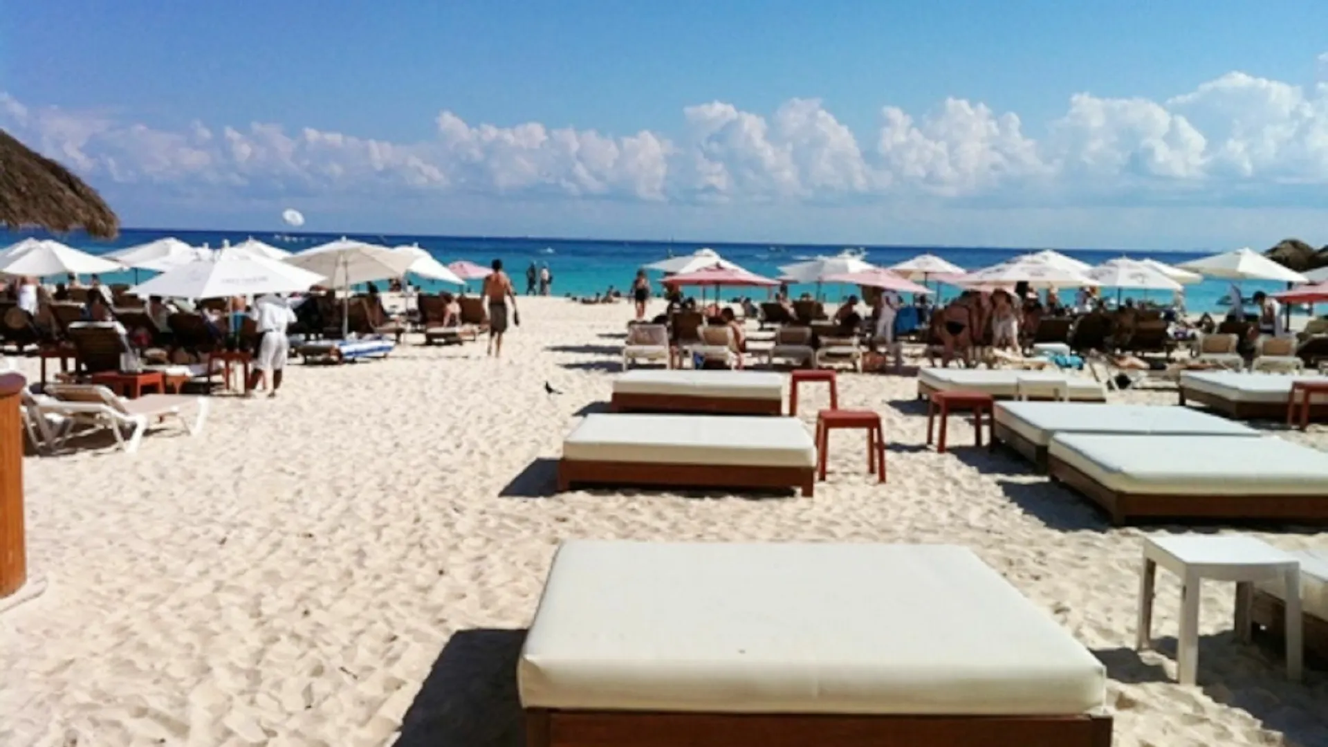Kontakt z Pelicanos Condominium By Chezplaya